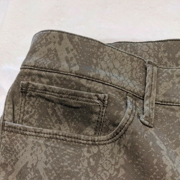 $80 New Size 12 Express Denim Leggings Mid Rise Snakeskin Green Pants Pockets - Picture 4 of 12